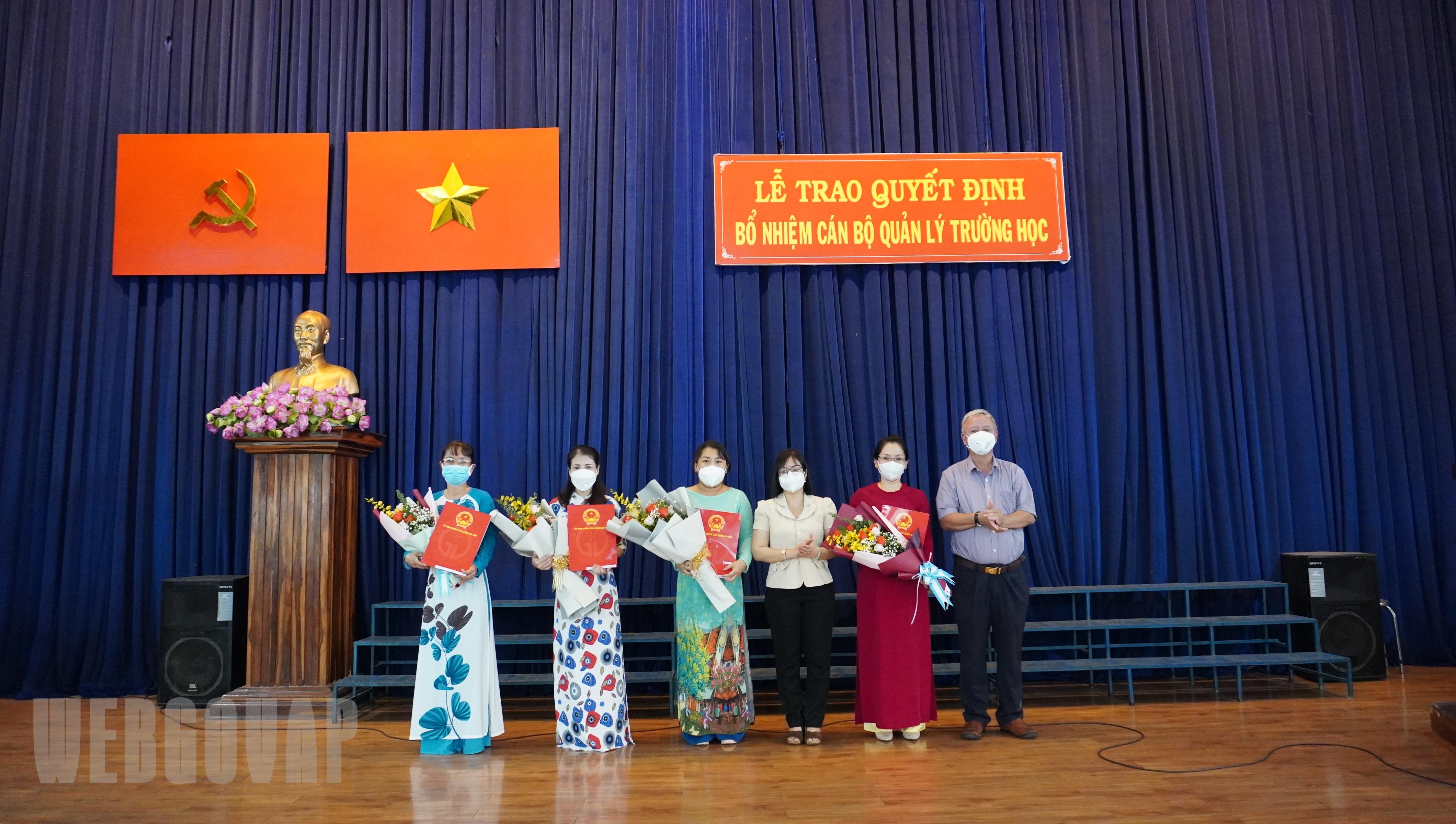 Trao quyết định điều động, bổ nhiệm cán bộ quản lý ngành giáo dục