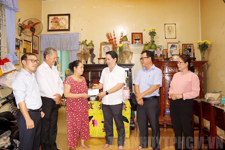 ​TP Thủ Đức: Thăm, tặng quà các gia đình chính sách trên
                        địa bàn phường Bình Trưng Đông và Bình Trưng Tây