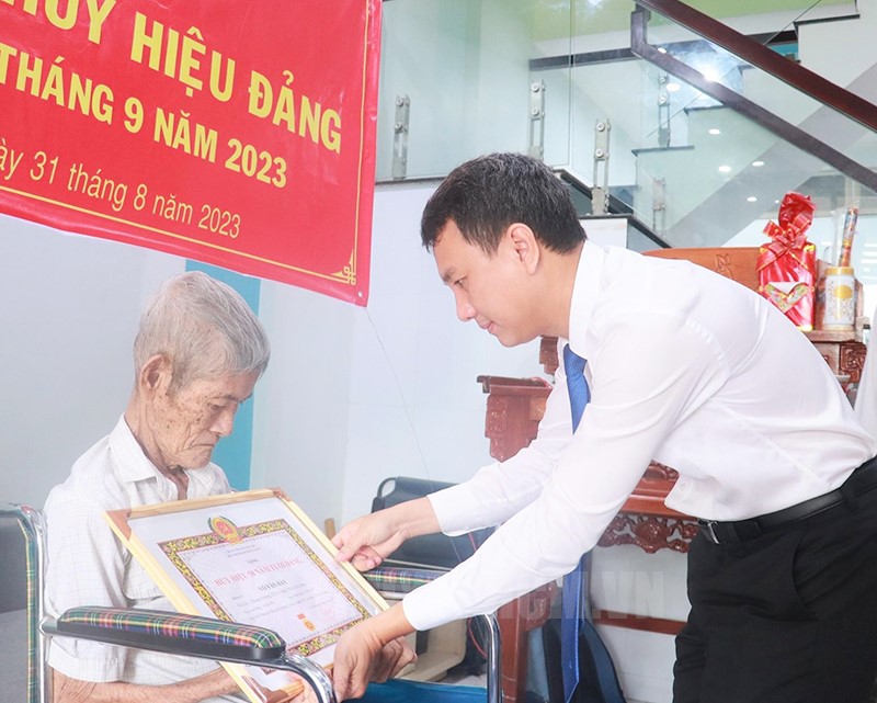 TP Thủ Đức trao Huy hiệu 50 năm tuổi Đảng tại nhà cho
                        đảng viên Võ Văn Rày