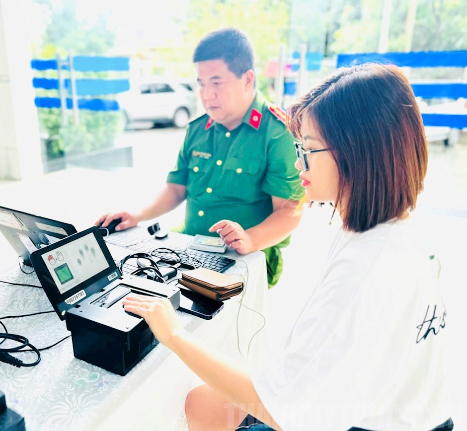 Gần 500 người dân ở Chung cư Mỹ An được hỗ trợ cấp tài
                        khoản định danh điện tử mức 2 trên ứng dụng VneID