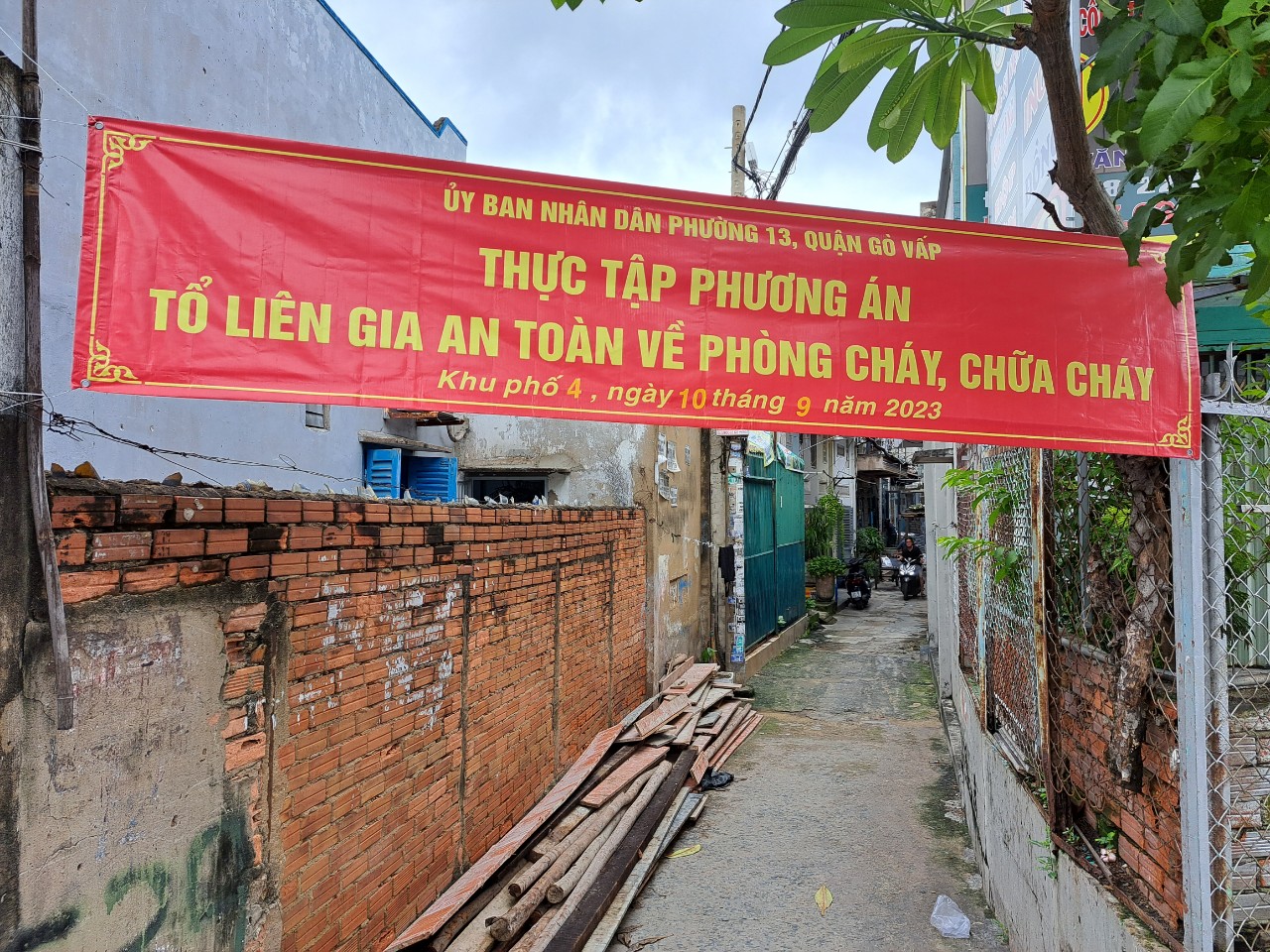UBND PHƯỜNG 13 TỔ CHỨC THỰC TẬP PHƯƠNG ÁN “TỔ LIÊN GIA AN TOÀN VỀ PHÒNG
                    CHÁY, CHỮA CHÁY”