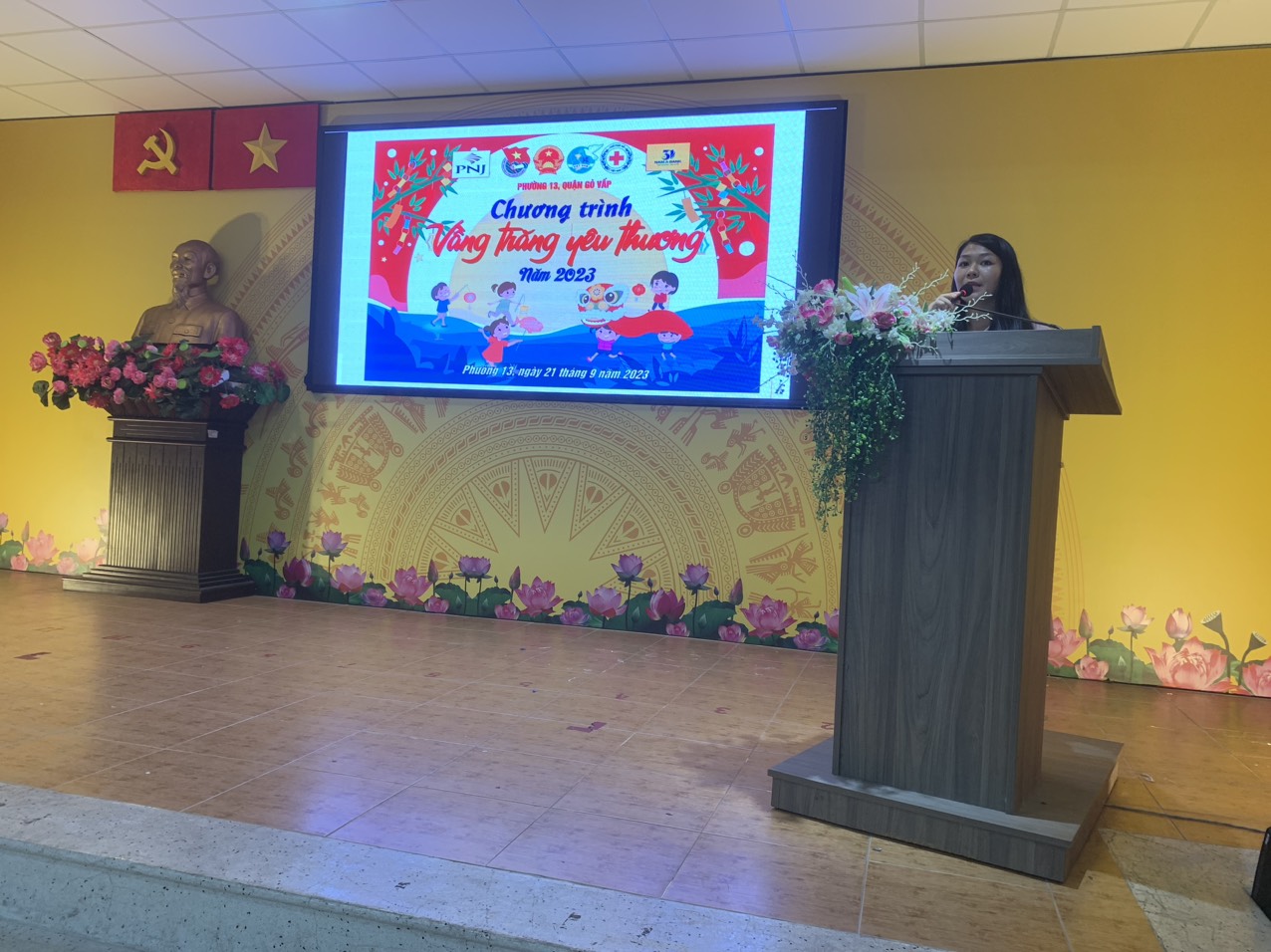 PHƯỜNG 13 TỔ CHỨC CHƯƠNG TRÌNH VẦNG TRĂNG YÊU THƯƠNG NĂM 2023 CHO CÁC
                    EM THIẾU NHI TRÊN ĐỊA BÀN PHƯỜNG