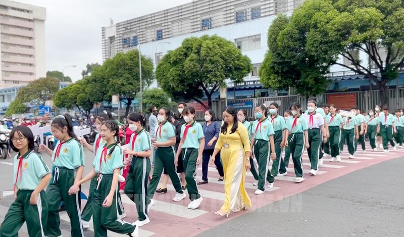 TPHCM phát động Cuộc vận động “Đi bộ, sang đường an
                        toàn” dành cho học sinh