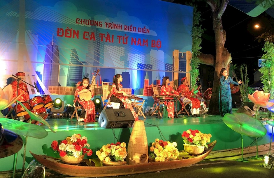 Đến Lễ hội Nghinh Ông - Cần Giờ nghe đờn ca tài
                        tử