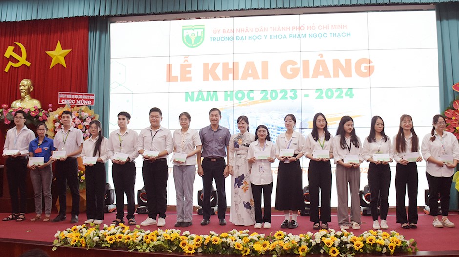 Trao học bổng khuyến học Dương Quang Trung cho 50 sinh
                        viên Trường Đại học Y khoa Phạm Ngọc Thạch