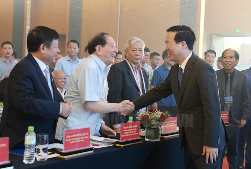 Các nhà văn Việt Nam qua từng thế hệ đã không phụ sự ủy
                        thác của Nhân dân, của đất nước và của Đảng