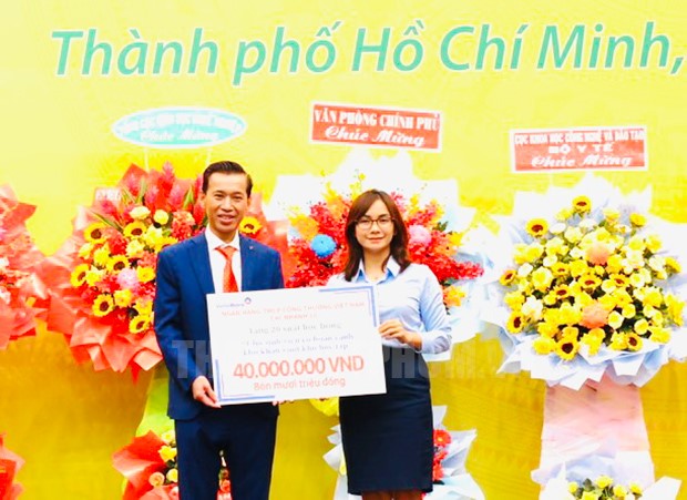 Hỗ trợ học bổng gần 1,6 tỷ đồng cho tân sinh viên năm
                        học 2023 - 2024