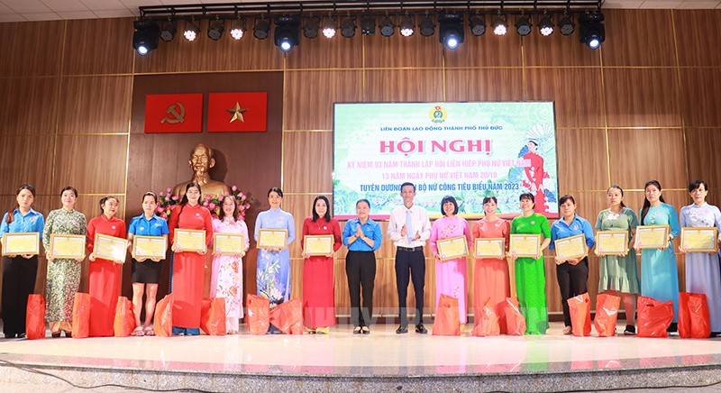 Liên đoàn Lao động TP Thủ Đức tuyên dương 75 gương cán
                        bộ nữ công công đoàn tiêu biểu năm 2023