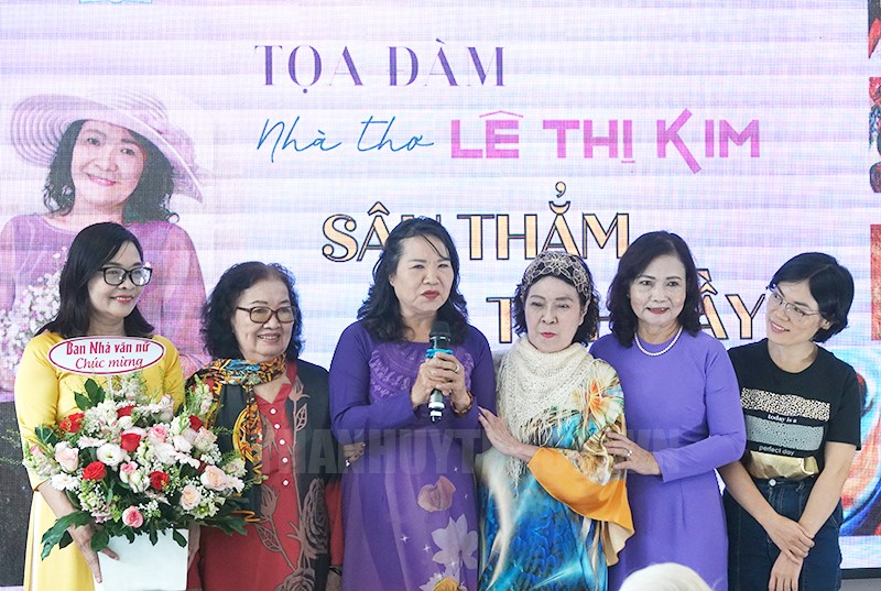 Tọa đàm nhà thơ Lê Thị Kim - Sâu thẳm tình đầy