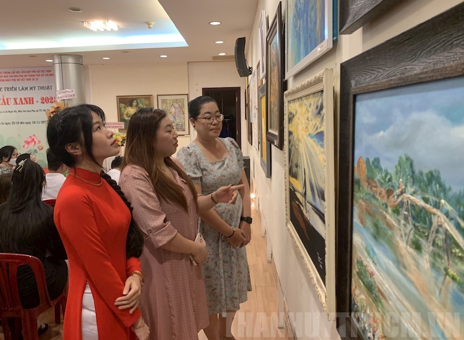 Triển lãm các tác phẩm nghệ thuật của các nữ họa
                        sĩ