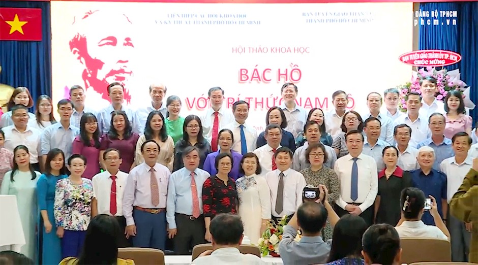 [Video] Tình cảm của trí thức Nam Bộ với Bác Hồ kính
                        yêu