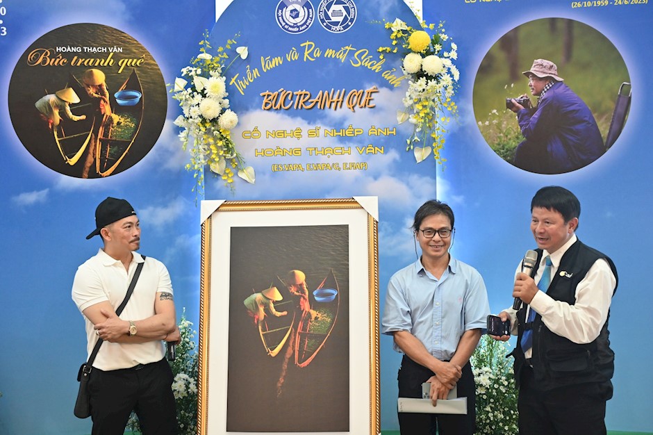 Khai mạc triển lãm và ra mắt sách ảnh “Bức tranh Quê”
                        của cố NSNA Hoàng Thạch Vân