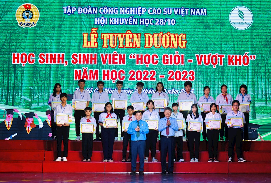 Trao hơn 600 suất học bổng tặng học sinh, sinh viên 