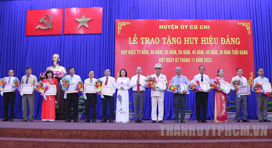 Củ Chi: 105 đảng viên được trao tặng Huy hiệu Đảng đợt
                        ngày 7/11