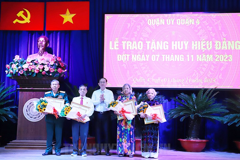 Quận 4: Trao tặng Huy hiệu Đảng đến 38 đảng viên đợt
                        ngày 7/11